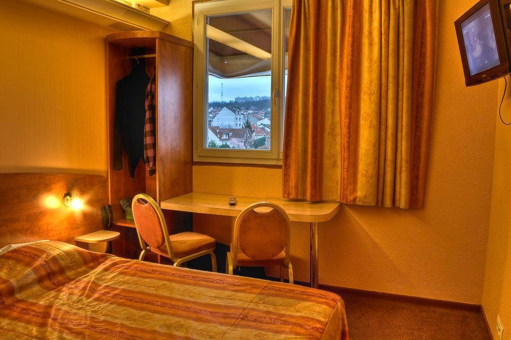 Le Cheval Noir Hotel Paris Пантен Екстериор снимка