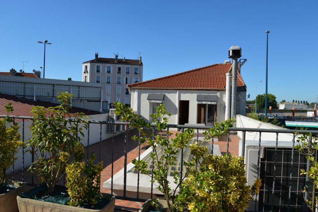 Le Cheval Noir Hotel Paris Пантен Екстериор снимка