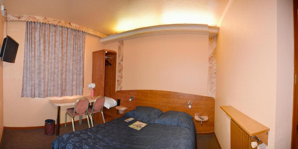 Le Cheval Noir Hotel Paris Пантен Екстериор снимка