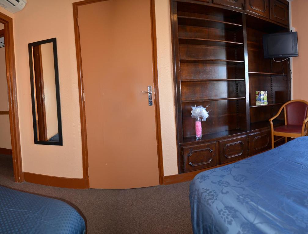 Le Cheval Noir Hotel Paris Пантен Екстериор снимка
