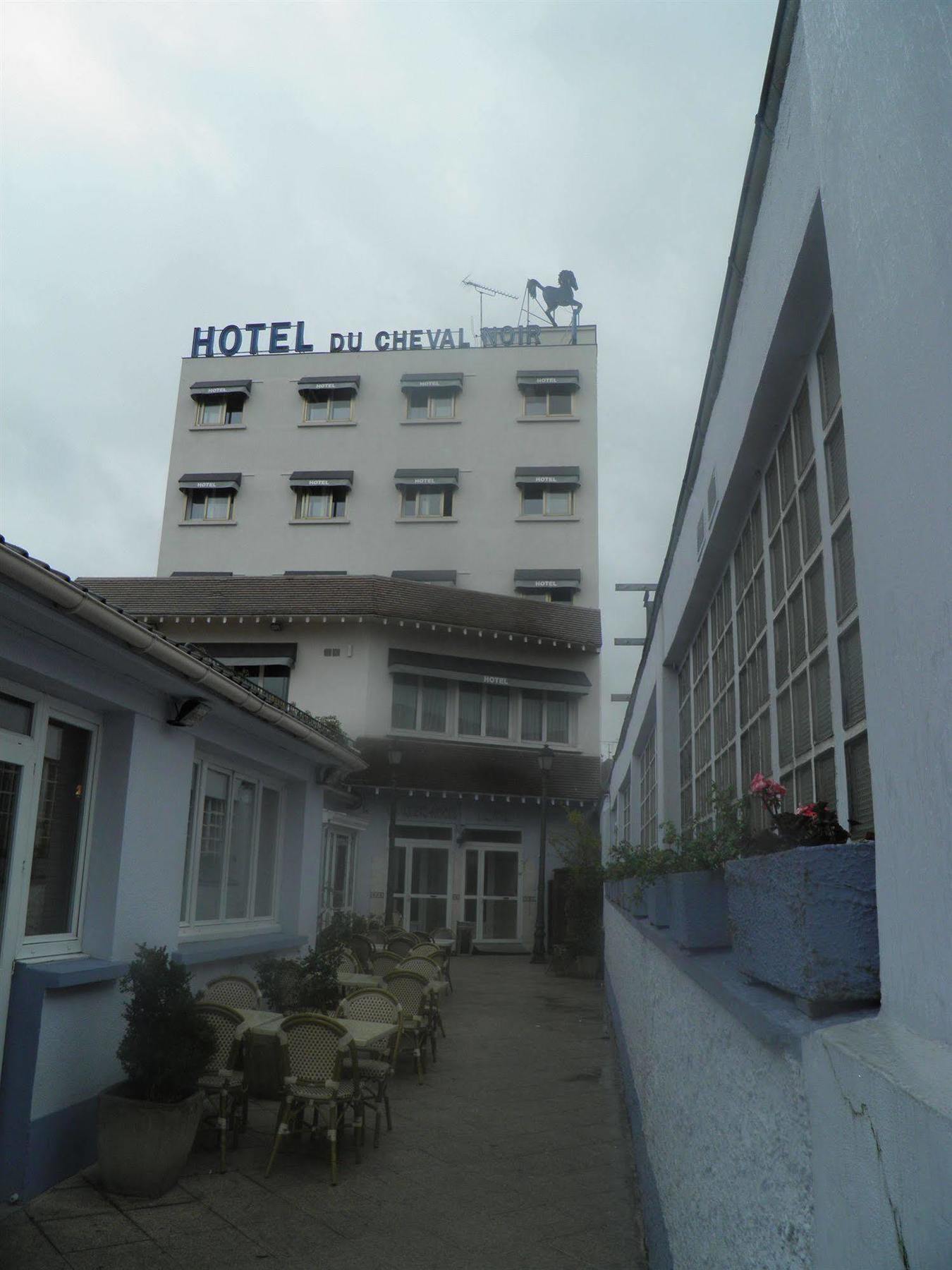 Le Cheval Noir Hotel Paris Пантен Екстериор снимка