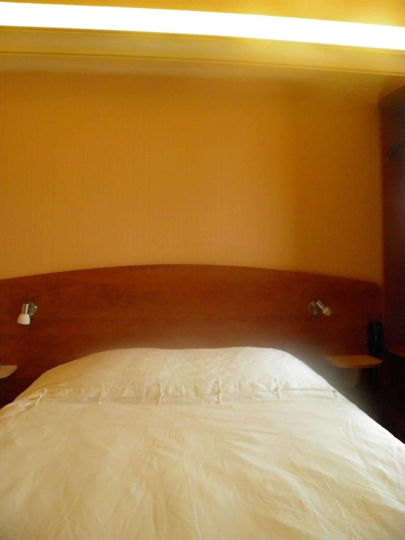 Le Cheval Noir Hotel Paris Пантен Екстериор снимка