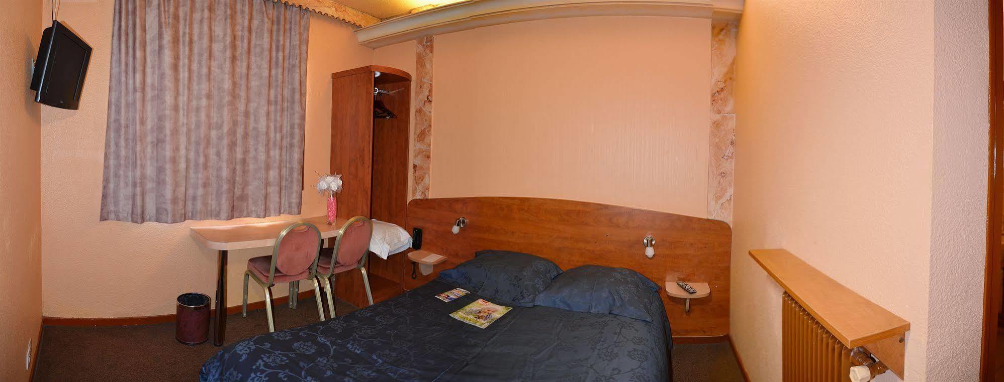 Le Cheval Noir Hotel Paris Пантен Екстериор снимка