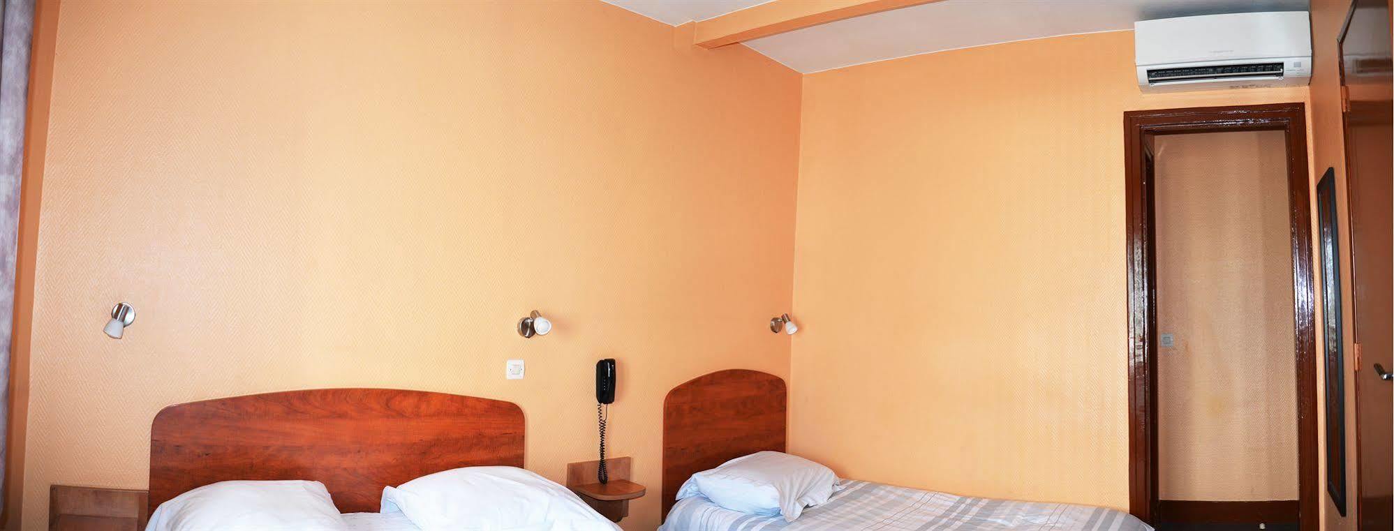 Le Cheval Noir Hotel Paris Пантен Екстериор снимка