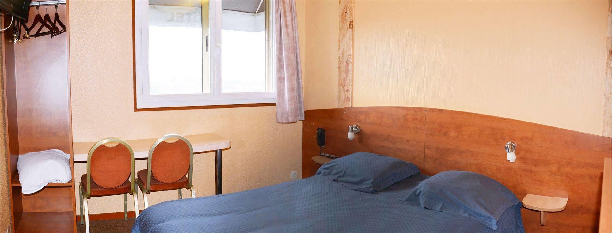 Le Cheval Noir Hotel Paris Пантен Екстериор снимка